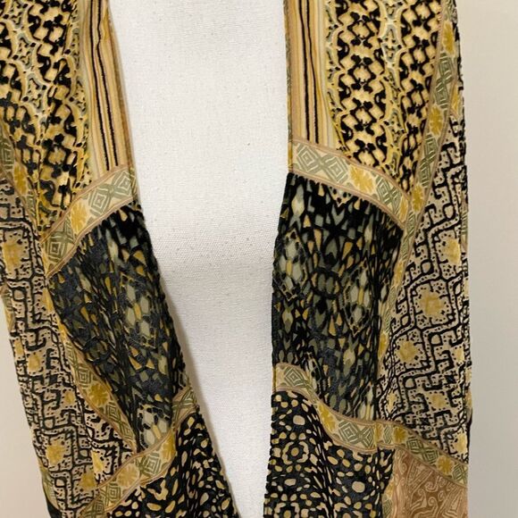 Newā
Free People Beguiled Patchwork KimonoāJacket one size 
Velvet Burno⦠- Picture 3 of 11